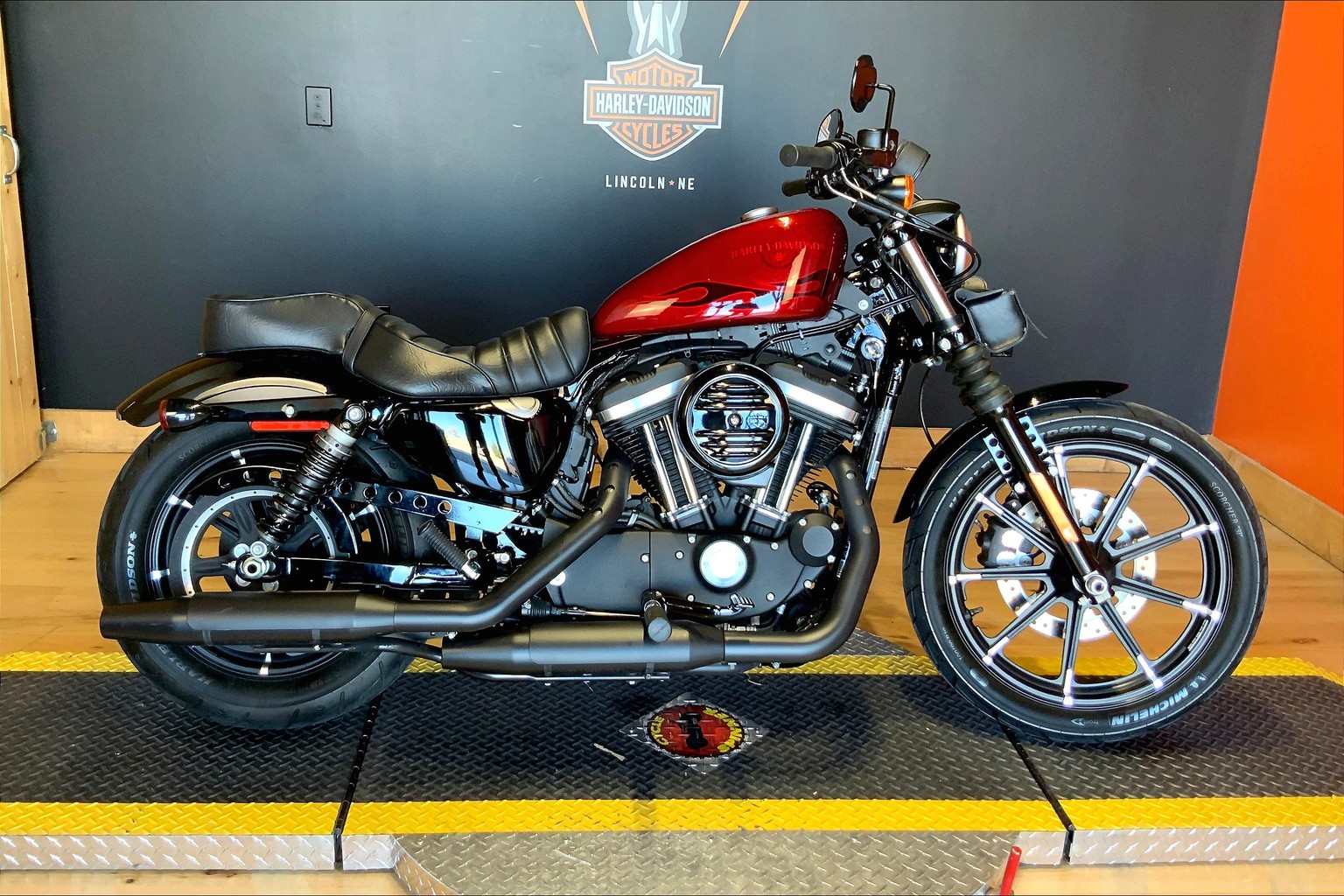 Harley davidson deals iron 883 colors